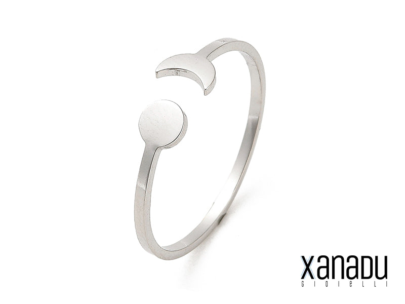 Anello regolabile per donna, realizzato in acciaio inossidabile 304L, un materiale resistente e ipoallergenico. Il design presenta una luna e un sole finemente dettagliati. La regolazione permette di adattarlo a qualsiasi dito. Un accessorio elegante e significativo, ideale per ogni occasione.