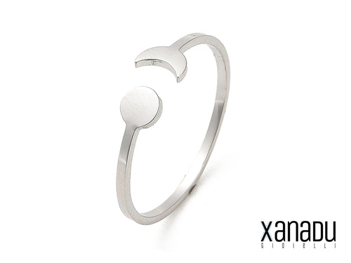 Anello regolabile per donna, realizzato in acciaio inossidabile 304L, un materiale resistente e ipoallergenico. Il design presenta una luna e un sole finemente dettagliati. La regolazione permette di adattarlo a qualsiasi dito. Un accessorio elegante e significativo, ideale per ogni occasione.