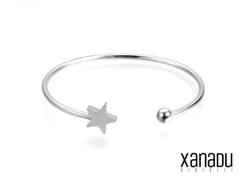 Il braccialetto bangle Xanadu è un gioiello raffinato e moderno, realizzato in pregiato acciaio inossidabile 304L, ipoallergenico e resistente alla corrosione. La finitura lucida esalta la bellezza del metallo, creando un effetto di brillantezza senza tempo. Il design, con il dettaglio piercing, il pallino e la stellina, lo rende un accessorio unico e versatile.