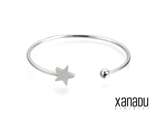 Il braccialetto bangle Xanadu è un gioiello raffinato e moderno, realizzato in pregiato acciaio inossidabile 304L, ipoallergenico e resistente alla corrosione. La finitura lucida esalta la bellezza del metallo, creando un effetto di brillantezza senza tempo. Il design, con il dettaglio piercing, il pallino e la stellina, lo rende un accessorio unico e versatile.