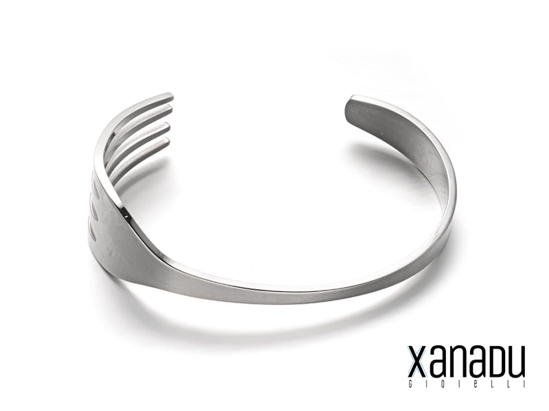 l braccialetto rigido a forma di forchetta è realizzato in acciaio inossidabile 304L, un materiale ipoallergenico, resistente alla corrosione e facile da pulire. La sua forma insolita e il design minimale lo rendono un accessorio versatile, perfetto per ogni occasione. Il braccialetto è comodo da indossare e si adatta perfettamente al polso.
