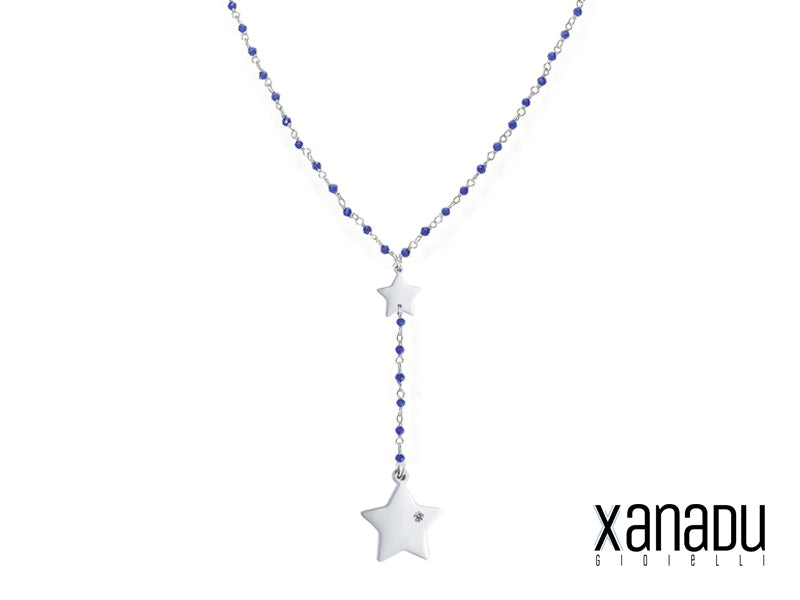 Tuffati in un mare di stelle!
Questa collana non è solo un gioiello, è un viaggio nella notte stellata più scintillante che tu abbia mai visto... Immagina: una cascata di cristalli blu, intensi come un cielo notturno estivo, che si intrecciano con una delicata catenina in acciaio.