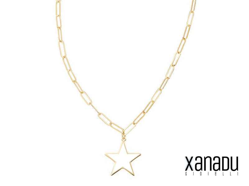 Brilla di luce propria con questa collana dorata! La catenella in acciaio maglia graffetta e la stellina dorata si uniscono per creare un gioiello che non passa inosservato. Un tocco di eleganza per ogni outfit!