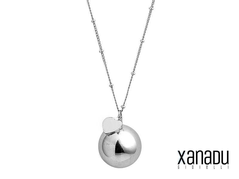 ussurri di angeli per un cuore sereno! Questa collana chiama angeli con catenella in acciaio, pendente sonagli e ciondolo a forma di cuore è un gioiello che ti donerà un'aura di serenità e protezione. Un tocco di magia per ogni outfit