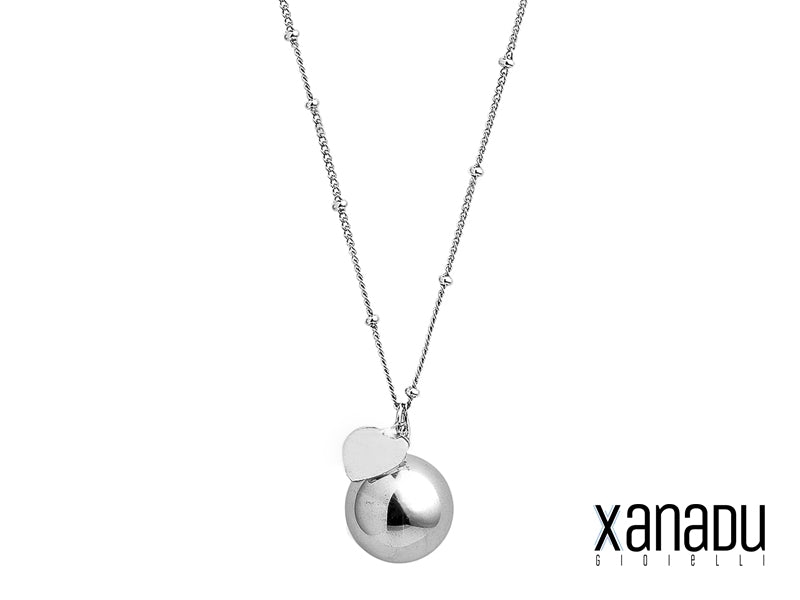 Un tocco di serenità per ogni giorno! Questa collana chiama angeli con catenella in acciaio maglia satelliti, pendente sonagli e ciondolo a forma di cuore è un gioiello che ti accompagnerà in ogni momento, sussurrando parole di conforto e protezione