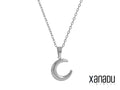 Questa non è solo una collana, è un portale verso un mondo di sogni e magia. Il ciondolo a forma di luna, in acciaio misterioso e affascinante, custodisce i segreti delle stelle e le promesse della notte. Indossala e lascia che la sua luce ti guidi attraverso i sentieri incantati della tua immaginazione. Un gioiello per chi crede nei sogni e nell'incanto del mondo.