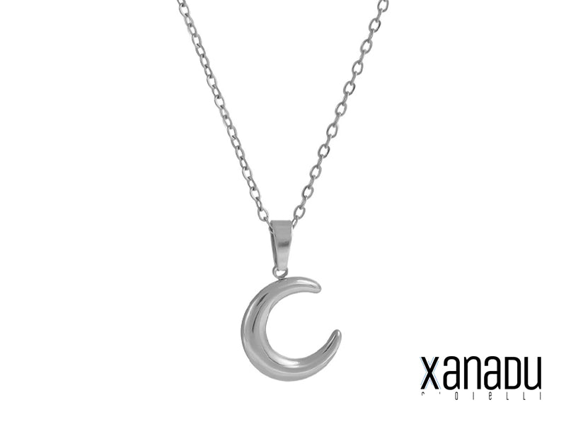 Questa non è solo una collana, è un portale verso un mondo di sogni e magia. Il ciondolo a forma di luna, in acciaio misterioso e affascinante, custodisce i segreti delle stelle e le promesse della notte. Indossala e lascia che la sua luce ti guidi attraverso i sentieri incantati della tua immaginazione. Un gioiello per chi crede nei sogni e nell'incanto del mondo.