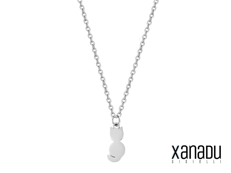 Collana del marchio Xanadu con un piccolo ciondolo a forma di gattino. Realizzata in acciaio inossidabile 201L, questa collana presenta una maglia fine e un design elegante. Un accessorio versatile e di alta qualità, ideale per completare qualsiasi outfit con un tocco di originalità e sti