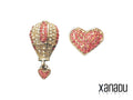 Orecchini realizzati in metallo nickel free dorato a forma di mongolfiera e cuore con cristalli colorati&nbsp;