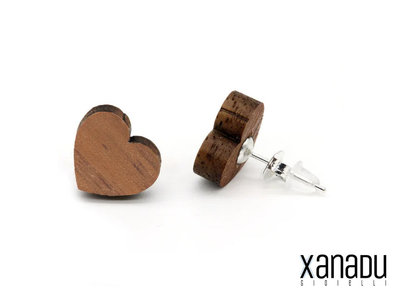 Questo delizioso paio di orecchini a bottone a cuore è realizzato in legno naturale e metallo nickelfree.&nbsp;