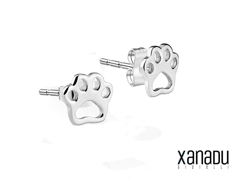 Questi orecchini sono realizzati in acciaio inossidabile di alta qualità, leggero e ipoallergenico. La forma a zampetta è finemente rifinita, con dettagli precisi che ne esaltano la bellezza. Un accessorio versatile, ideale per ogni occasione.