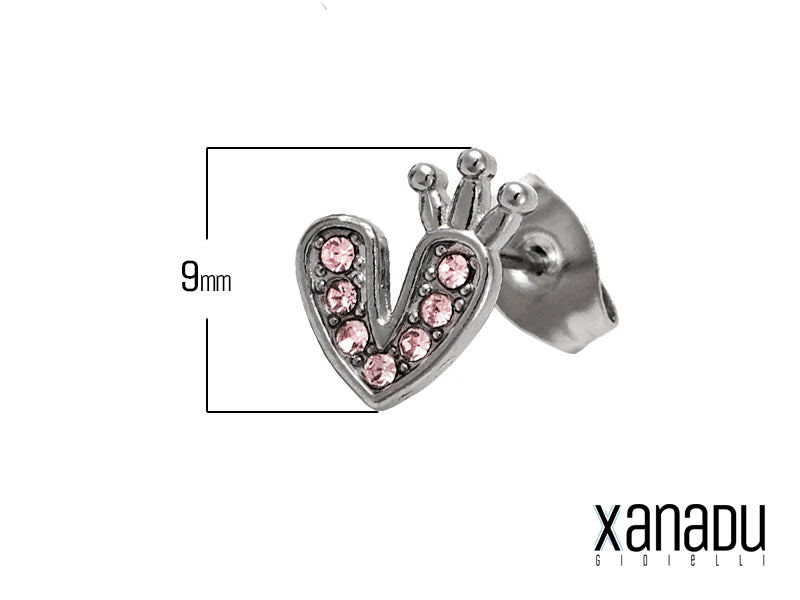 Lasciati conquistare dal fascino di questi orecchini: cuori scintillanti che custodiscono un segreto di regalità, con zirconi che brillano come stelle catturate in una notte magica. Ogni orecchino è un piccolo tesoro, un gioiello che racchiude un'antica leggenda d'amore e splendore.