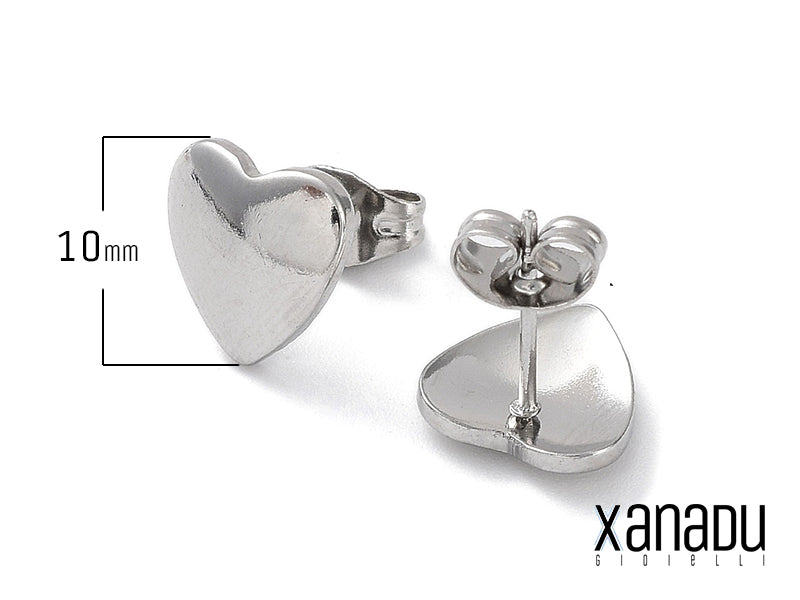 Lasciati conquistare dal bagliore di questi orecchini a forma di cuore, come due stelle cadute dal cielo per illuminare il tuo viso. Un gioiello che racchiude in sé la promessa di amore e di felicità, un amuleto prezioso da indossare ogni giorno.