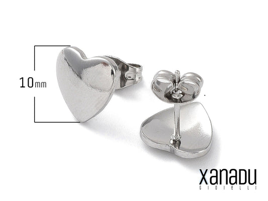 Lasciati conquistare dal bagliore di questi orecchini a forma di cuore, come due stelle cadute dal cielo per illuminare il tuo viso. Un gioiello che racchiude in sé la promessa di amore e di felicità, un amuleto prezioso da indossare ogni giorno.