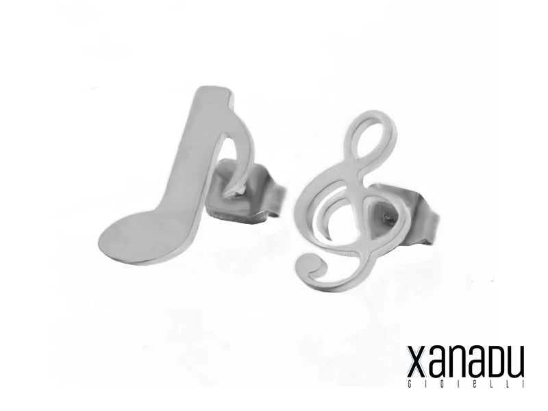 leganti orecchini asimmetrici realizzati in acciaio inossidabile di alta qualità. Un orecchino presenta una chiave di violino finemente dettagliata, mentre l'altro mostra una nota musicale stilizzata. La lucentezza dell'acciaio dona un tocco di raffinatezza, perfetto per completare qualsiasi look.