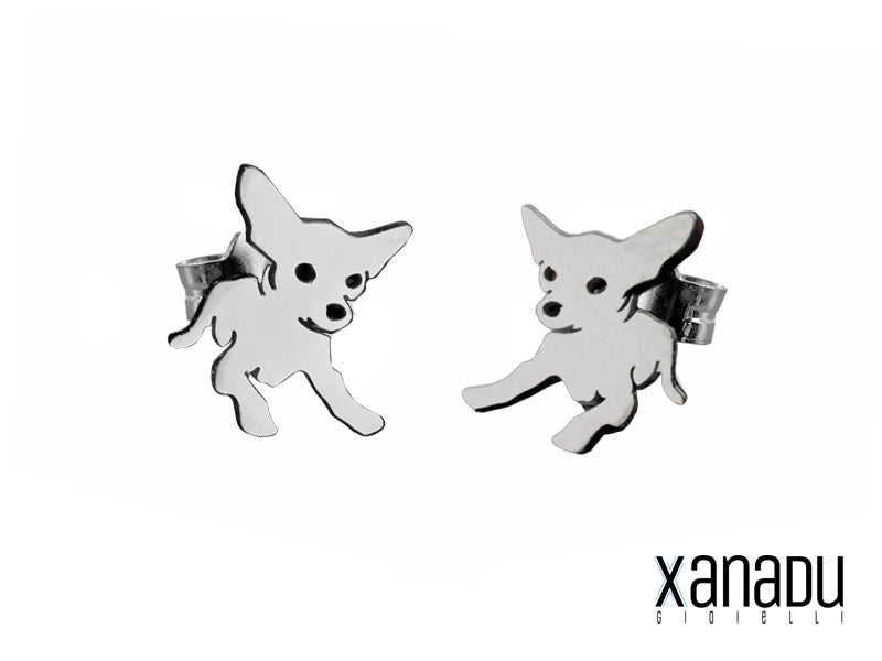Orecchini in acciaio inossidabile che raffigurano un simpatico Chihuahua. Il design è curato nei minimi dettagli, con una finitura lucida che esalta la forma del cagnolino. Un accessorio perfetto per gli amanti dei cani e per chi desidera un tocco di originalità.
