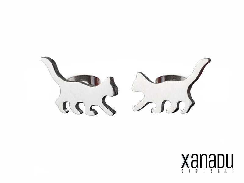 Questi orecchini non sono semplici gioielli; sono una piccola, graziosa avventura indossabile. Un gattino stilizzato, colto nell'atto di una vivace passeggiata, porta con sé un tocco di ironia e di dolcezza, perfetto per chi ama distinguersi con un accessorio unico e spiritoso.