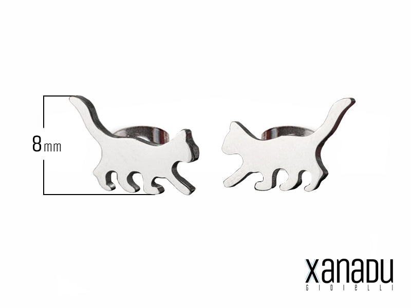 Immaginate di avere un piccolo, fedele compagno felino che vi segue ovunque, pronto a condividere le vostre avventure. Questi orecchini vi regalano proprio questa sensazione: un gattino d'acciaio, leggero come una piuma, che danza tra i vostri capelli e riflette la luce con un'irresistibile magia felina