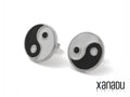 Questi orecchini a lobo sono realizzati in acciaio inossidabile di alta qualità, con un elegante smalto nero e bianco che rappresenta il simbolo del Yin e Yang. Con un design semplice ma significativo, sono perfetti per ogni occasione, dal casual all'elegante.
