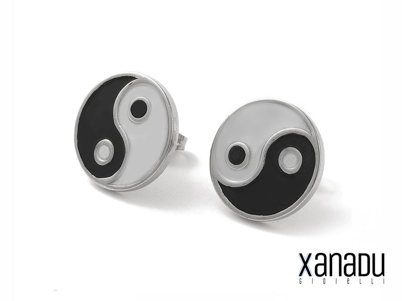Questi orecchini a lobo sono realizzati in acciaio inossidabile di alta qualità, con un elegante smalto nero e bianco che rappresenta il simbolo del Yin e Yang. Con un design semplice ma significativo, sono perfetti per ogni occasione, dal casual all'elegante.