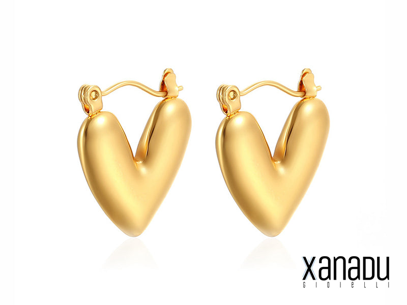 Attenzione: questi orecchini a forma di cuore potrebbero causare un'improvvisa ondata di complimenti! Realizzati in acciaio inossidabile con finitura argentata o dorata, sono l'accessorio ideale per chi vuole diffondere amore (e stile!) ovunque vada. Preparati a far battere i cuori!