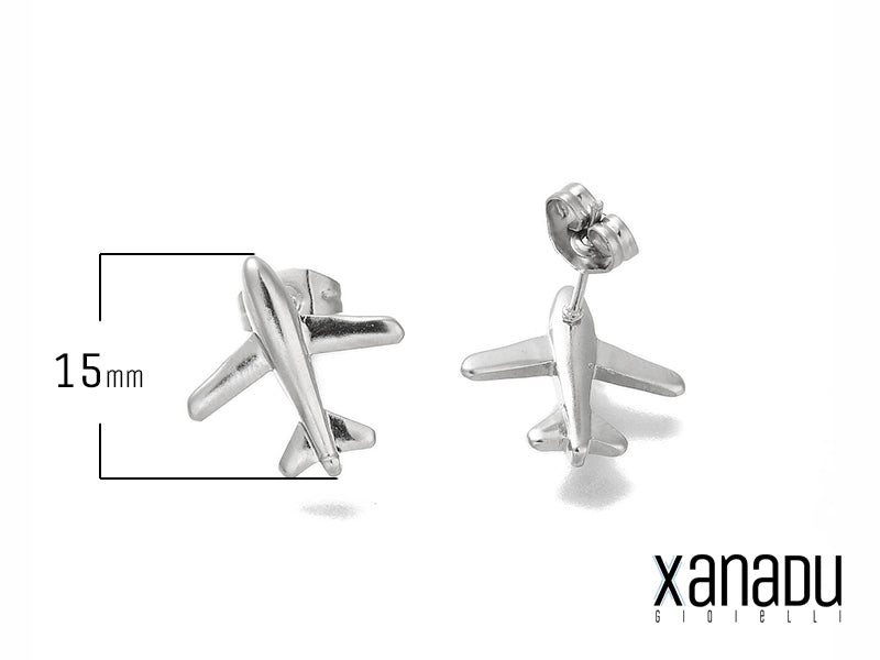 Questi orecchini a lobo a forma di aereo sono realizzati in acciaio inossidabile con una finitura argentata lucida. Il design dettagliato cattura l'essenza del volo, rendendoli un accessorio ideale per chi ama viaggiare o semplicemente desidera un tocco di originalità nel proprio look.
