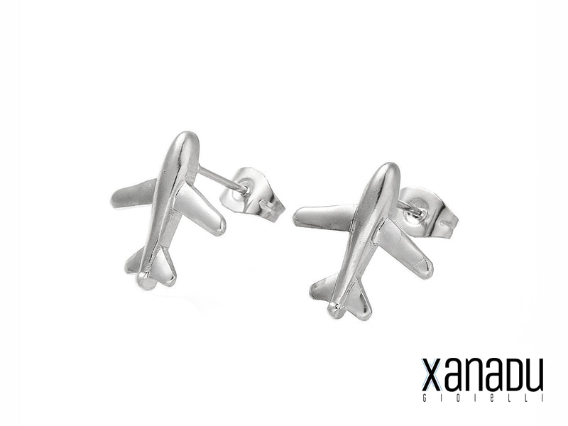 Gli orecchini a lobo a forma di aereo sono realizzati in acciaio inossidabile di alta qualità, con una finitura argentata. Il design a forma di aereo, con dettagli precisi, simboleggia l'avventura, il viaggio e la libertà. Leggeri e comodi da indossare, sono perfetti per chi cerca un accessorio unico e significativo.