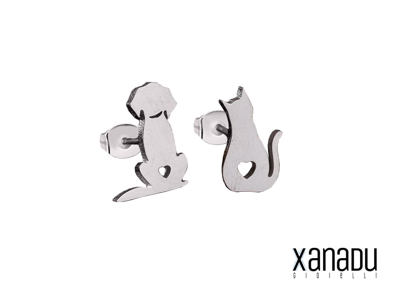 Gli orecchini sono realizzati in acciaio inossidabile di alta qualità. Un orecchino rappresenta un cagnolino, l'altro un gattino. Entrambi i design includono un piccolo cuore inciso. La finitura in acciaio inossidabile garantisce durabilità e resistenza. Un accessorio perfetto per gli amanti degli animali, ideale per esprimere affetto e stile.