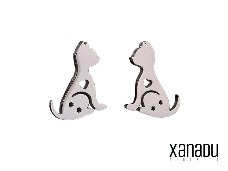 Gli orecchini sono realizzati in acciaio inossidabile di alta qualità. Ogni orecchino rappresenta un gattino. Il design include un piccolo cuore e due stelline incise. La finitura in acciaio inossidabile garantisce durabilità e resistenza. Un accessorio perfetto per gli amanti dei gatti, ideale per esprimere affetto e stile