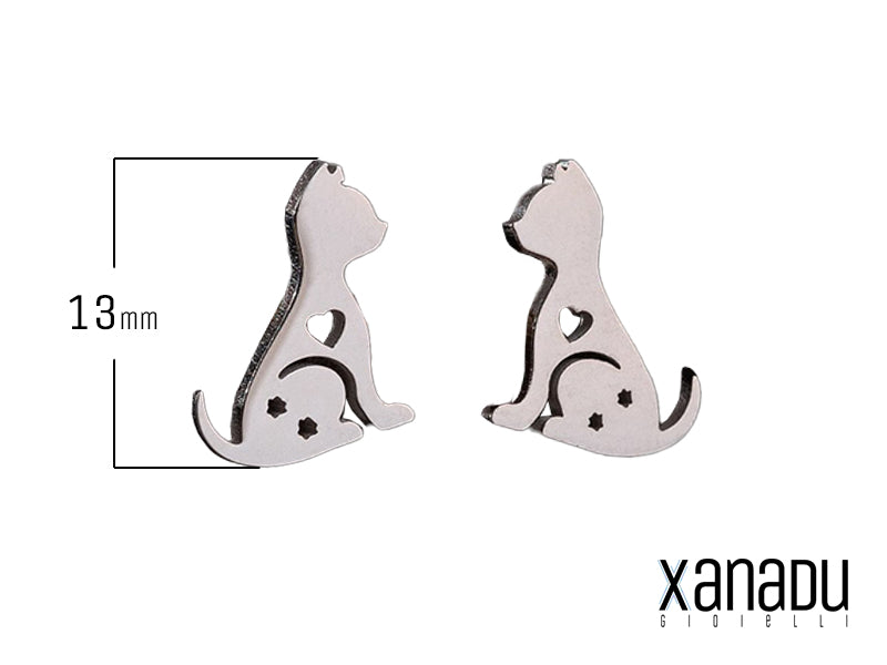 Questa coppia di orecchini presenta un design adorabile: un gattino realizzato in acciaio inossidabile. Ogni orecchino include un piccolo cuore e due stelline incise, aggiungendo un tocco di magia e originalità. Un accessorio perfetto per gli amanti dei gatti, ideale per completare qualsiasi outfit con un tocco di fascino felino.