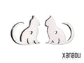 Questa coppia di orecchini presenta un design adorabile: un gattino realizzato in acciaio inossidabile. Ogni orecchino include un piccolo cuore inciso, aggiungendo un tocco di tenerezza. Un accessorio perfetto per gli amanti dei gatti, ideale per completare qualsiasi outfit con un tocco di fascino felino