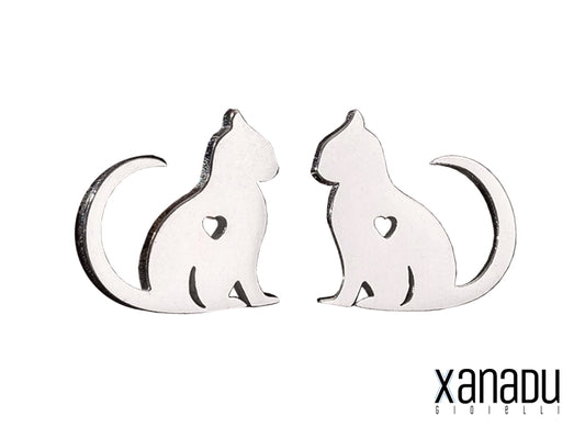 Questa coppia di orecchini presenta un design adorabile: un gattino realizzato in acciaio inossidabile. Ogni orecchino include un piccolo cuore inciso, aggiungendo un tocco di tenerezza. Un accessorio perfetto per gli amanti dei gatti, ideale per completare qualsiasi outfit con un tocco di fascino felino