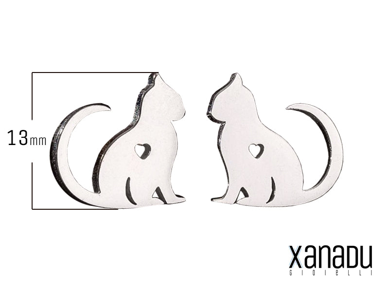 Gli orecchini sono realizzati in acciaio inossidabile di alta qualità. Ogni orecchino rappresenta un gattino. Il design include un piccolo cuore inciso. La finitura in acciaio inossidabile garantisce durabilità e resistenza. Un accessorio perfetto per gli amanti dei gatti, ideale per esprimere affetto e stile.