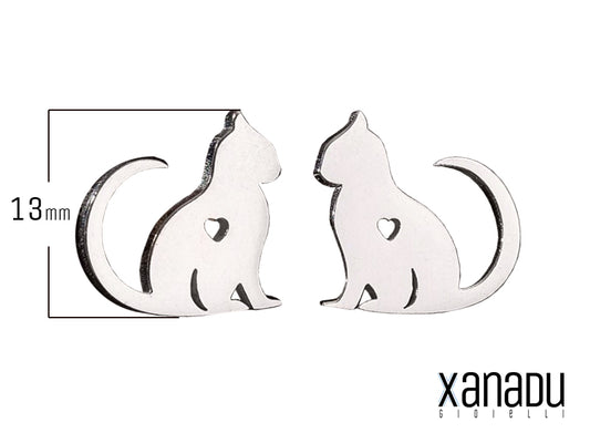 Gli orecchini sono realizzati in acciaio inossidabile di alta qualità. Ogni orecchino rappresenta un gattino. Il design include un piccolo cuore inciso. La finitura in acciaio inossidabile garantisce durabilità e resistenza. Un accessorio perfetto per gli amanti dei gatti, ideale per esprimere affetto e stile.