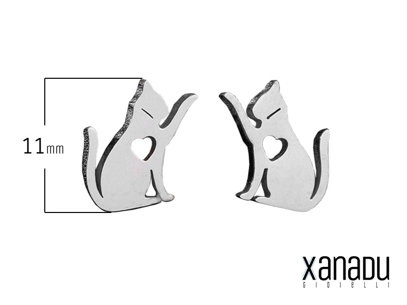 Un abbraccio felino per le tue orecchie! Questi orecchini in acciaio inossidabile a forma di gattino, con un piccolo cuore inciso, sono l'accessorio perfetto per chi ama i gatti e desidera esprimere il proprio affetto con stile e originalità. Un omaggio alla grazia e all'eleganza dei felini, con un tocco di dolcezza.