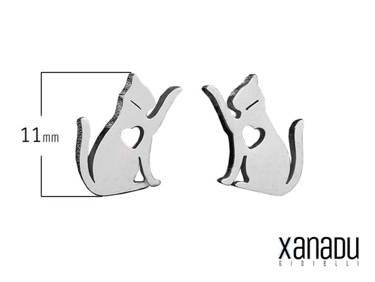 Un abbraccio felino per le tue orecchie! Questi orecchini in acciaio inossidabile a forma di gattino, con un piccolo cuore inciso, sono l'accessorio perfetto per chi ama i gatti e desidera esprimere il proprio affetto con stile e originalità. Un omaggio alla grazia e all'eleganza dei felini, con un tocco di dolcezza.