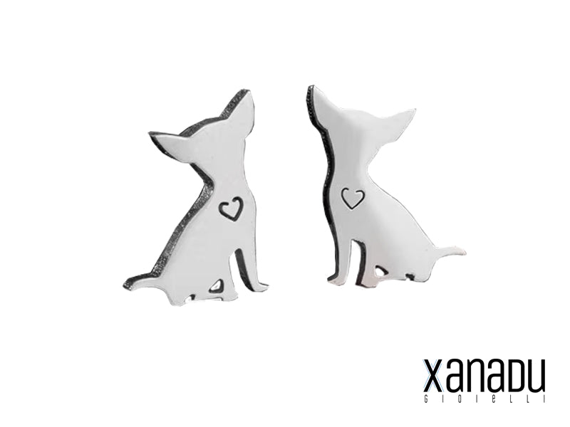 Gli orecchini sono realizzati in acciaio inossidabile di alta qualità. Ogni orecchino rappresenta un Chihuahua. Il design include un piccolo cuore inciso. La finitura in acciaio inossidabile garantisce durabilità e resistenza. Un accessorio perfetto per gli amanti dei Chihuahua, ideale per esprimere affetto e stile. 