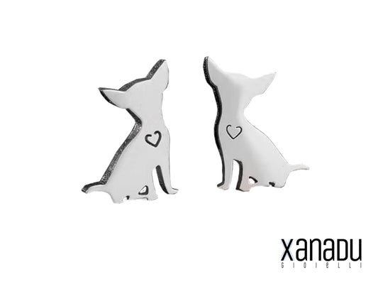 Gli orecchini sono realizzati in acciaio inossidabile di alta qualità. Ogni orecchino rappresenta un Chihuahua. Il design include un piccolo cuore inciso. La finitura in acciaio inossidabile garantisce durabilità e resistenza. Un accessorio perfetto per gli amanti dei Chihuahua, ideale per esprimere affetto e stile. 