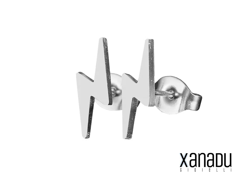 asciati conquistare da questi orecchini a lobo, un inno alla potenza della natura. I fulmini stilizzati, realizzati in acciaio inossidabile 304L, catturano la luce con un'eleganza selvaggia, donando un tocco di grinta e personalità al tuo look.