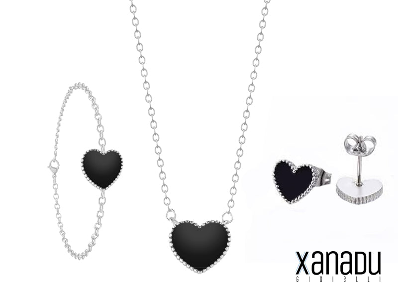 Parure completa da donna in acciaio inossidabile 304L, composta da collana, orecchini e bracciale. La collana presenta un ciondolo a cuore smaltato e borchiato. Bracciale e orecchini riprendono lo stesso design. Un set perfetto per completare il tuo look.