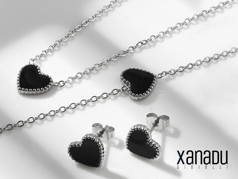 Se ami i cuori ma non vuoi rinunciare al tuo lato rock, questa parure è ciò che fa per te! Un cuore smaltato e borchiato che farà innamorare tutti... di te! Collana, orecchini e bracciale: il trio perfetto per un look da urlo!