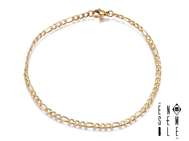 Questo bracciale in acciaio con finitura dorata e maglia Figaro è un accessorio elegante e raffinato, perfetto per ogni occasione. La maglia Figaro, con i suoi link alternati, conferisce al bracciale un aspetto classico e sofisticato, mentre la finitura dorata aggiunge un tocco di lusso.

