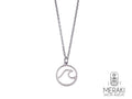 La caratteristica distintiva è il design a forma di onda del ciondolo che rendono questa collana semplice ed elegante allo stesso tempo
