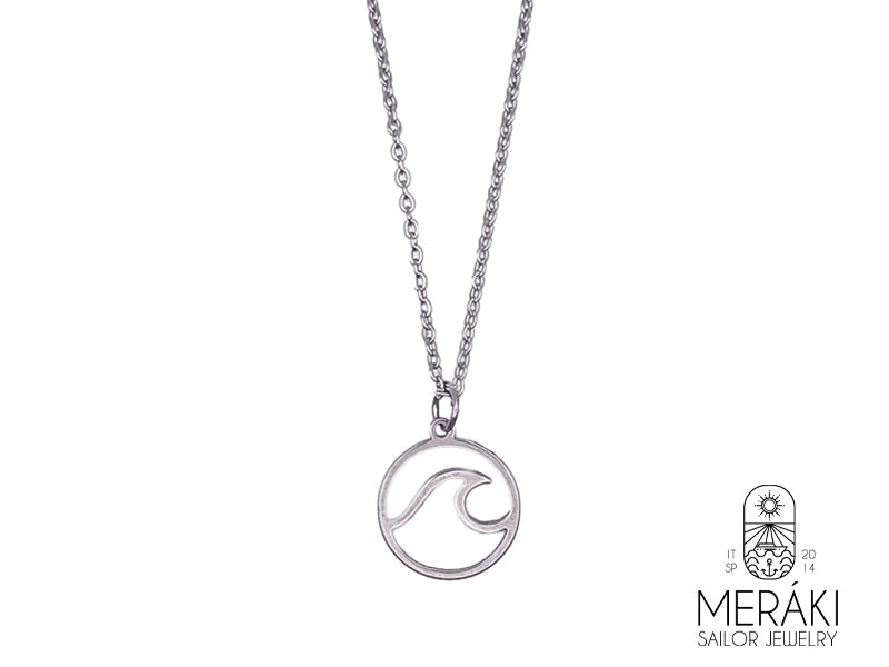 La caratteristica distintiva è il design a forma di onda del ciondolo che rendono questa collana semplice ed elegante allo stesso tempo