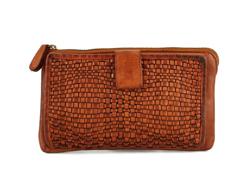 Caratterizzato da un design in pelle intrecciata, questo portafoglio / portacarte  vanta un aspetto distinto e un ampio spazio per le carte all'interno. Grazie alla sua forma e alla tasca con chiusura zip risulta molto capiente, funzionale ed elegante allo stesso tempo, è un must have per chi non vuole rinunciare ad organizzare al meglio i propri spazi.