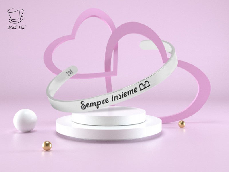 Bracciale rigido bangle in acciaio regolabile con scritta Sempre insieme con cuori intersecati