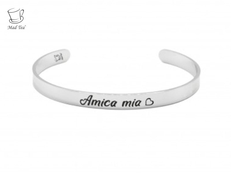 L'amicizia è un cuore che batte in due anime. "Amica mia" è proprio questo, due piccoli cuori uno dentro l'altro, come due amiche, ciascuna delle quali porta l'altra sempre nel proprio cuore. Bracciale rigido in acciaio con incisa la frase "Amica Mia" ispirata alla collezione "Bla Bla Girls"