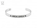 "Le migliori amiche non ti lasciano fare cose stupide..da sola!"  Questo bracciale è un omaggio alla complicità, quella così profonda da capirsi con uno sguardo, come tra vere sorelle. Ma è anche dedicato alla spontaneità dell'amicizia, semplice e a volte ingenua che basta un niente per farti scappare un sorriso!  Bracciale rigido in acciaio con incisa la frase "Amiche Sorelle" ispirata alla collezione "Bla Bla Girls" 