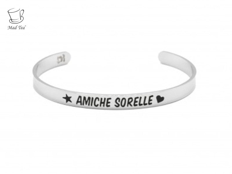 "Le migliori amiche non ti lasciano fare cose stupide..da sola!"  Questo bracciale è un omaggio alla complicità, quella così profonda da capirsi con uno sguardo, come tra vere sorelle. Ma è anche dedicato alla spontaneità dell'amicizia, semplice e a volte ingenua che basta un niente per farti scappare un sorriso!  Bracciale rigido in acciaio con incisa la frase "Amiche Sorelle" ispirata alla collezione "Bla Bla Girls" 