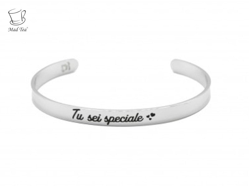Tu sei speciale ❤️  Questo bracciale ci svela un piccolo grande segreto.. ciascuno di noi è unico e speciale come Dumbo!   Bracciale rigido in acciaio con incisa la frase "Tu sei speciale" ispirata alla collezione "Dreamland" 